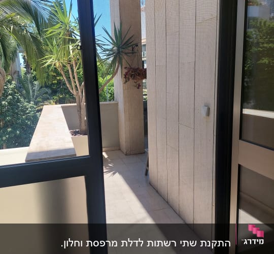 דלת הזזה מאלומיניום עם מסגרת כהה